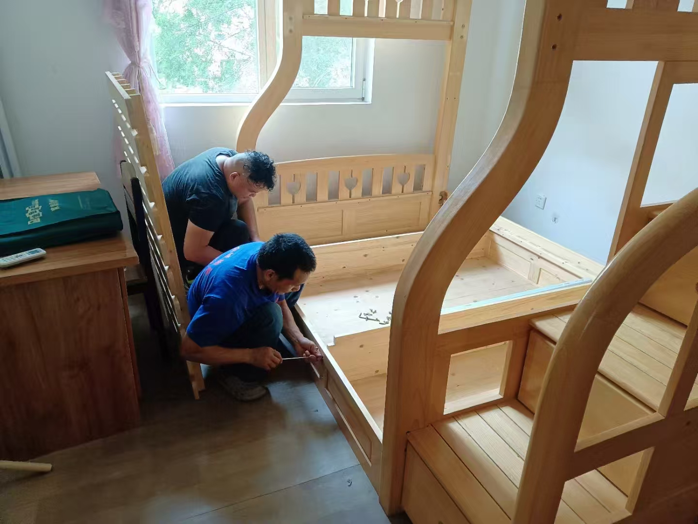 专业提供个人,家庭,单位,仓库搬家服务,经验丰富!附近搬家车电话,长短途运输,收费合理透明!