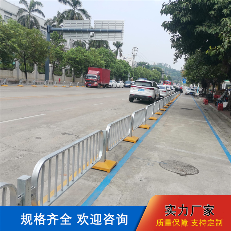 互通 2016B款路中护栏 浅灰色喷塑 贴反光膜 城市主干道隔离设施