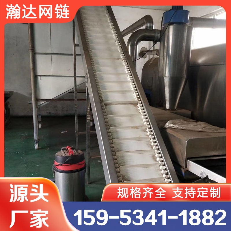 皮带提升机 主要由皮带、滚筒、托辊等部件组成，设备的能耗造价较低