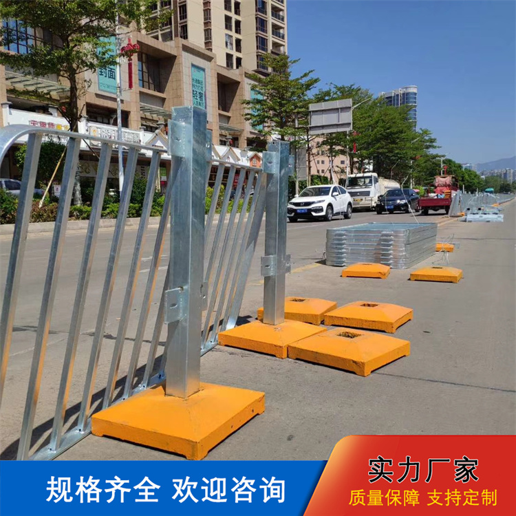 互通 港式路中护栏 80*80方通立柱 抗冲击 机动车分流隔离设施
