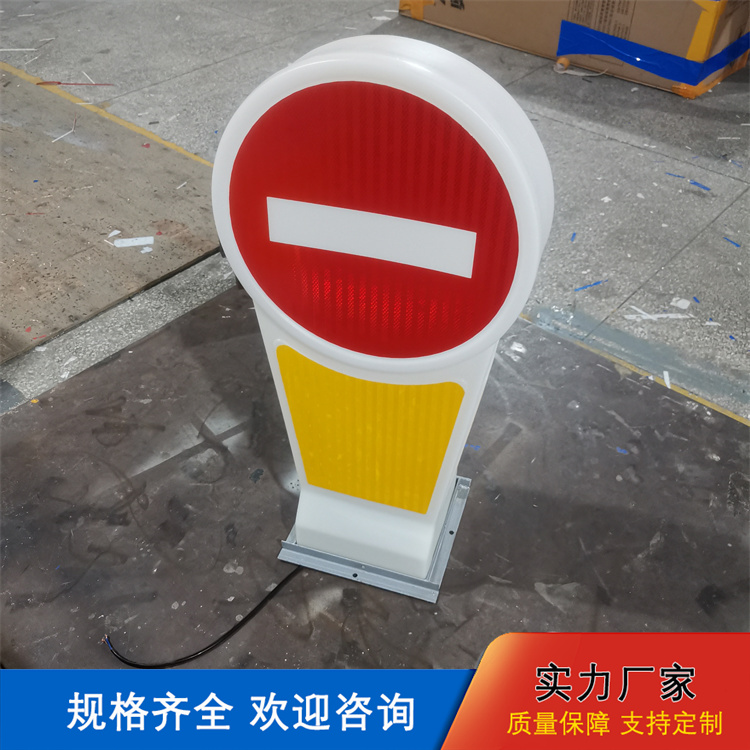 互通 太阳能供电 安全岛导向灯箱 交通路口指引牌 防雨防晒
