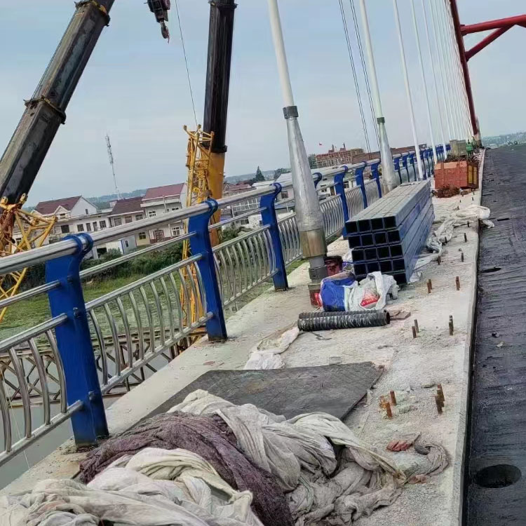 高速桥梁护栏耐用的