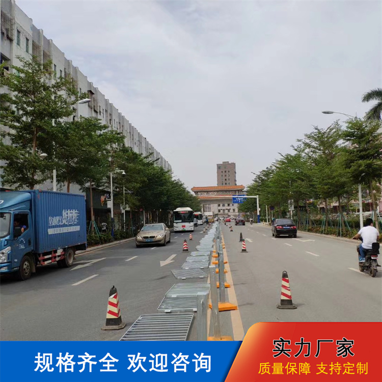 互通 港式路中护栏 20*20方通竖杆 高密度 机动车分流隔离设施