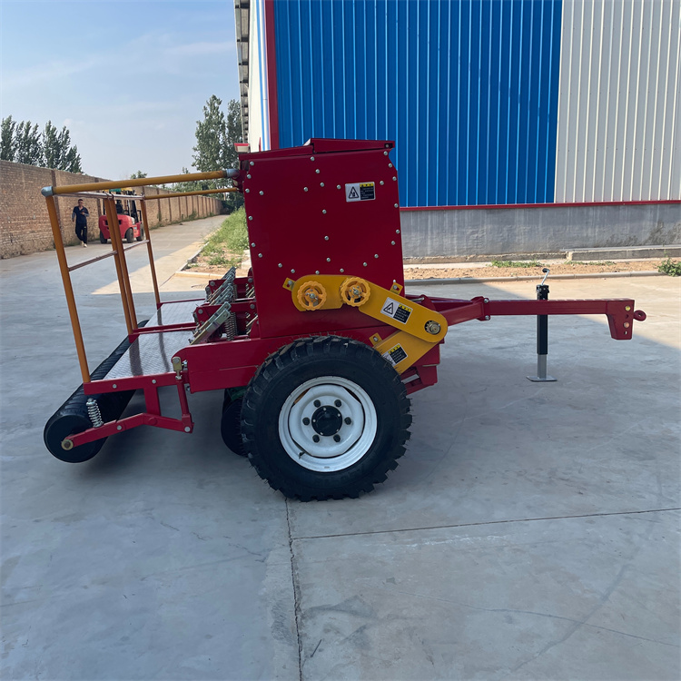 大型牵引式小麦播种机羊草牧草条播机苜蓿追肥机